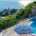 Apartment With Pool